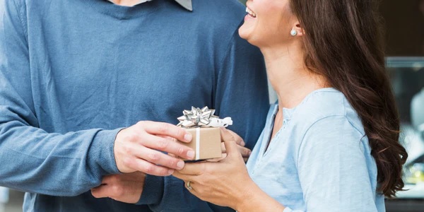 What Are the Best Personalized Anniversary Gifts?